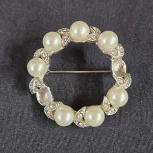 Vintage‎ Faux Pearl Rhinestone Circle Wreath Silver Tone Brooch Pin